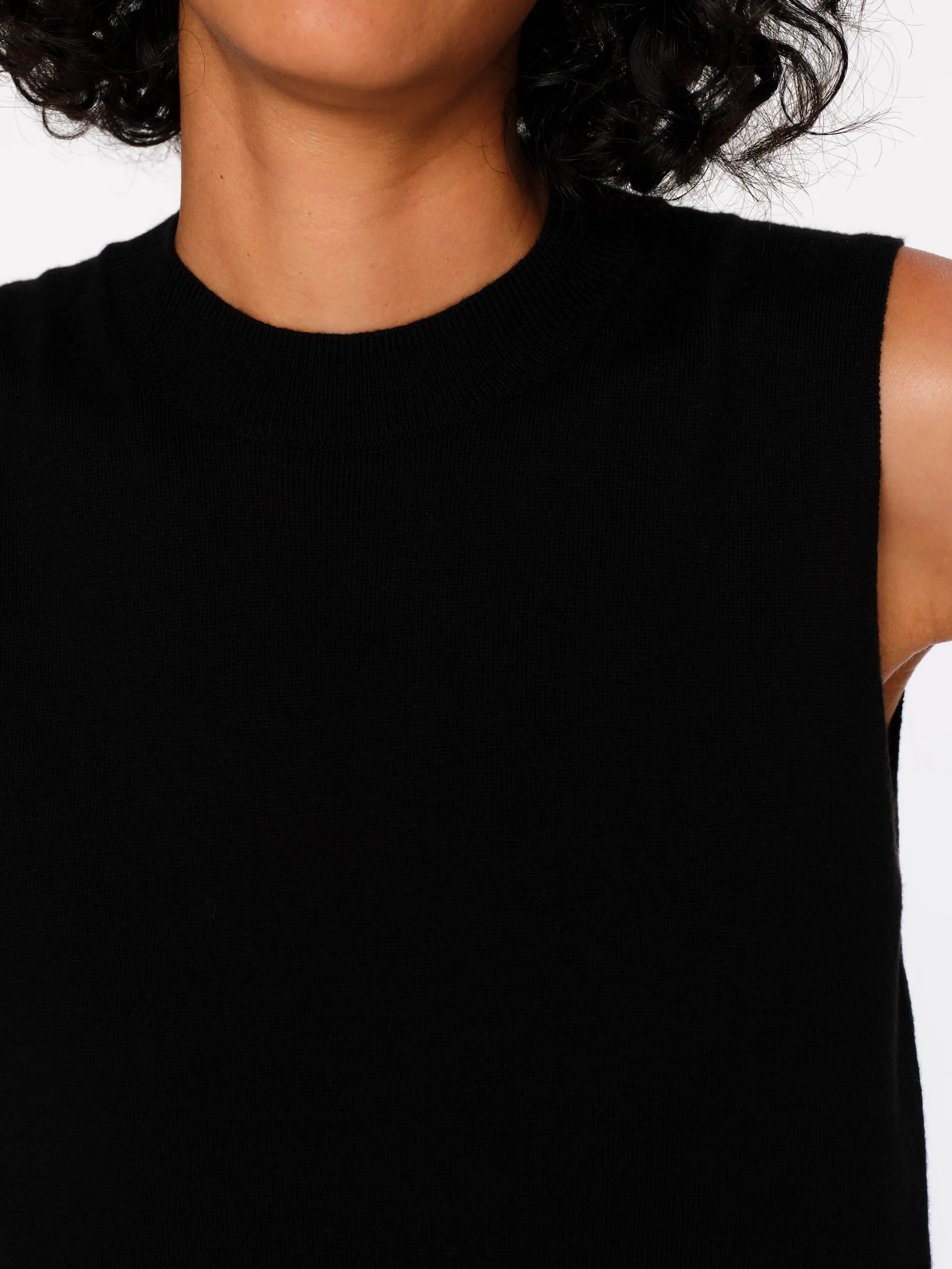 Sleeveless Crewneck | Black